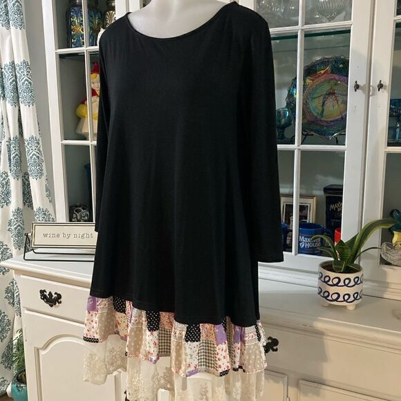 Black Tunic with Ruffle Bottom | S | Umgee - Picture 3 of 11